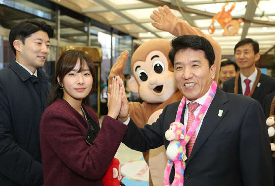 함영주 KEB하나은행장이 4일 서울 을지로 본점에서 새해 첫 출근을 하는 직원들을 직접 맞이하고 있다. KEB하나은행 제공.